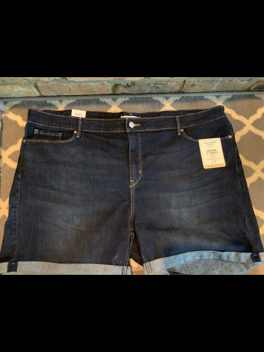 Women’s Levi’s mid rise 5 inch jean shorts NWT size 24